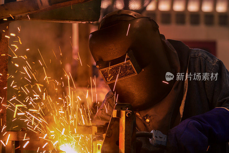 产业工人正在汽车配件厂焊接