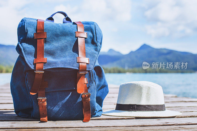 旅行者背包和帽子，旅行背景与复印空间
