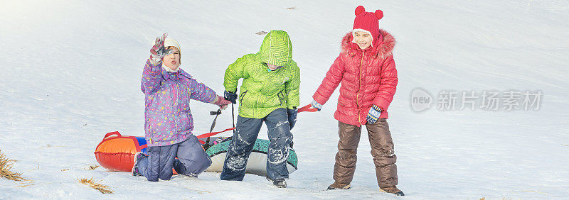 孩子们在山上玩雪橇。