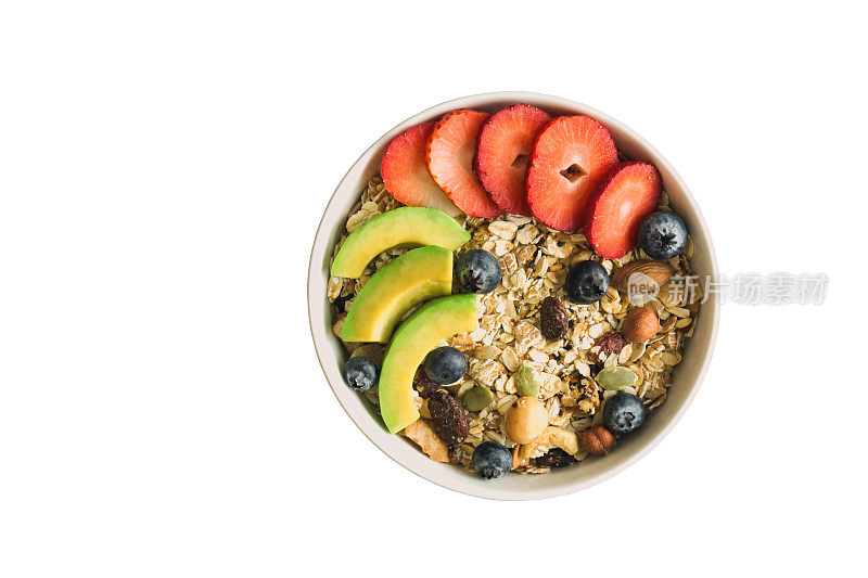 白色孤立的背景与剪切路径麦片或格兰诺拉麦片在白色碗顶部与新鲜的蓝莓，草莓和鳄梨的早餐在俯视图平铺。健康食品的概念。
