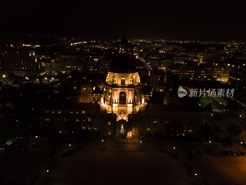 夜间帕萨迪纳市政厅的空中摄影