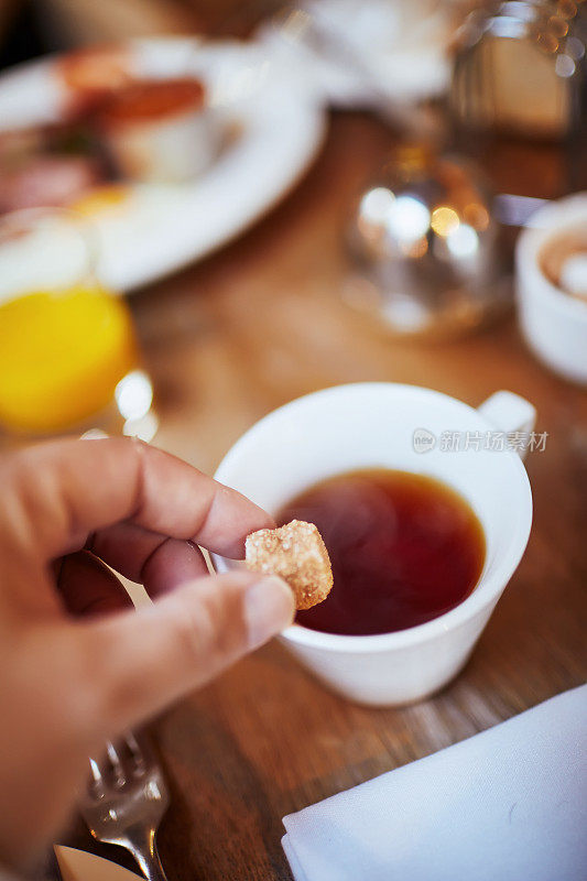 在热红茶或咖啡中加入糖