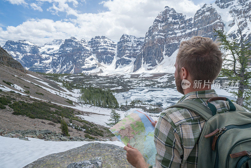 年轻女子在雪道上徒步旅行