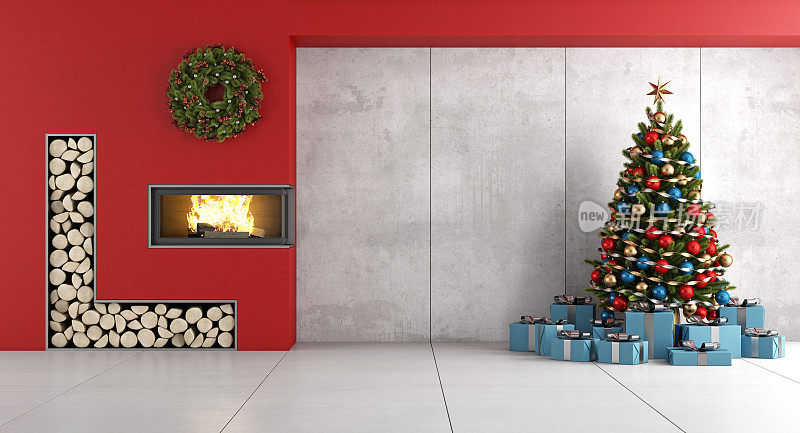 极简主义的客厅，壁炉和圣诞树