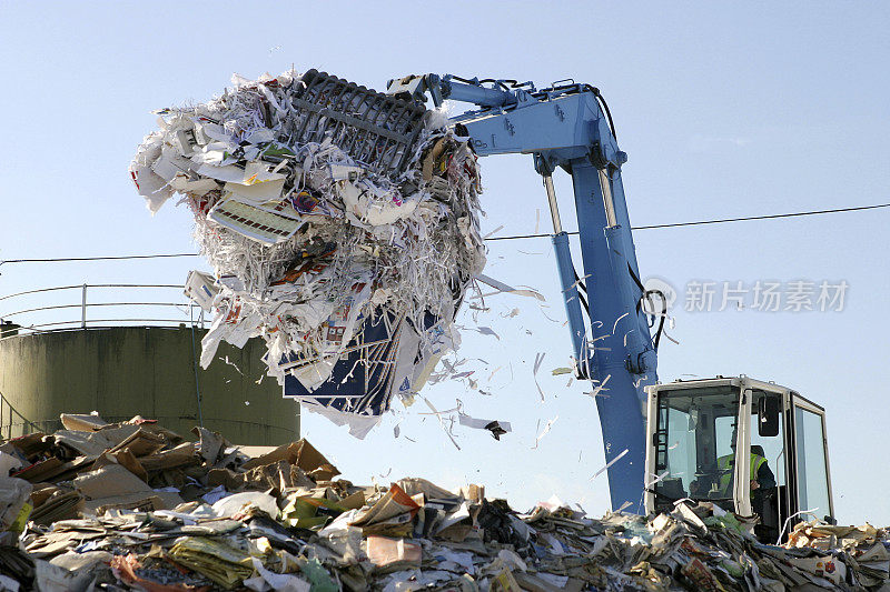 纸张在废物收集厂循环再造