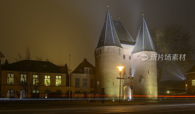 在一个雾蒙蒙的冬夜，在古老的小镇Kampen的koornmarktsport