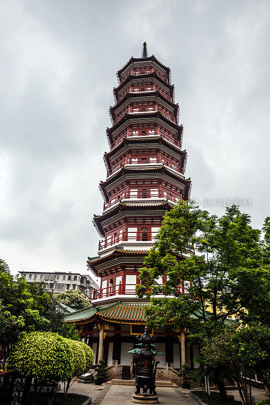 高大的琶洲宝塔寺在中国广州市的中心