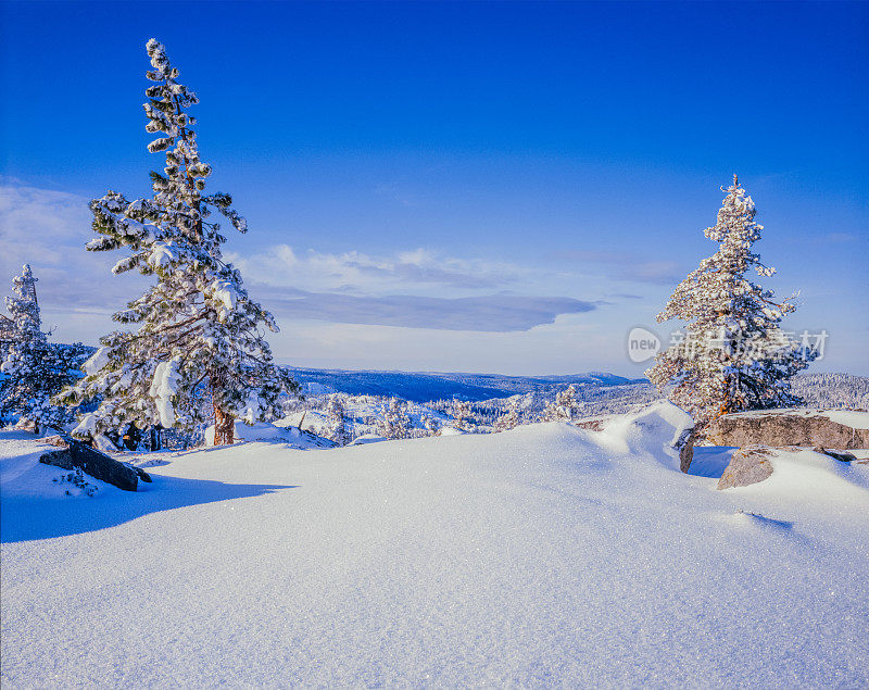 冬季雪山脊南太浩湖，加利福尼亚州。