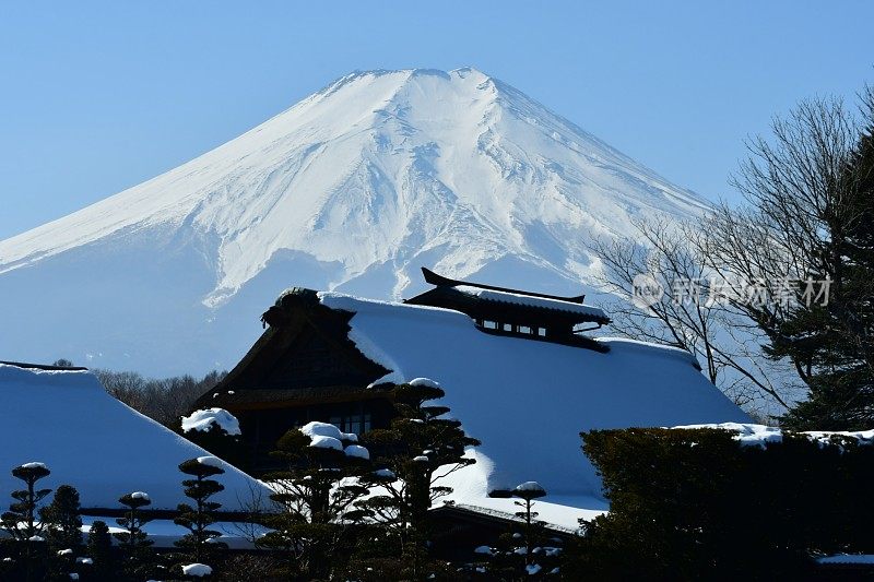 白雪覆盖的富士山，摄于山梨县大野hakkai