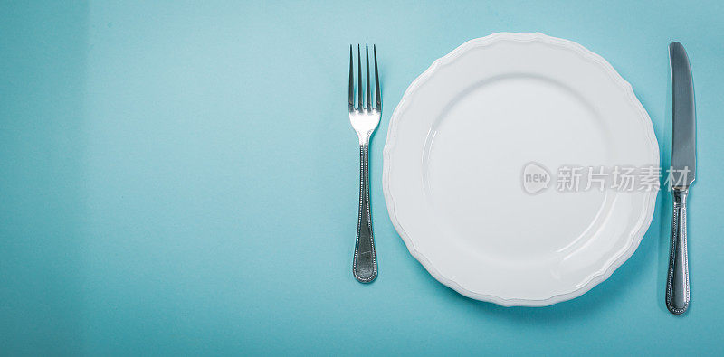 间歇禁食概念-空白板上的蓝色背景