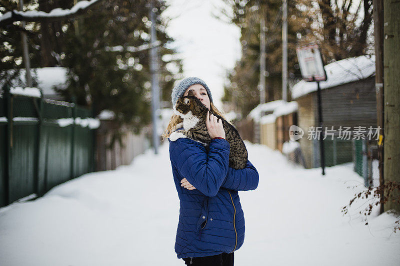 一个年轻女人在室外抱着她的猫