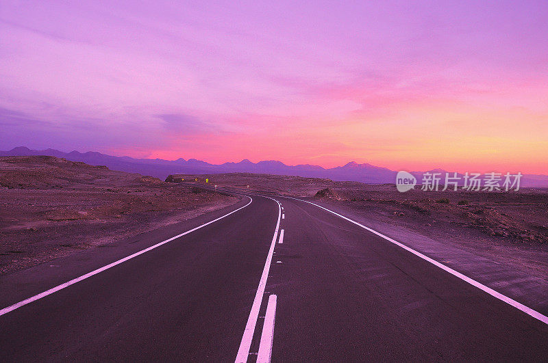 日落时分的高速公路景色。