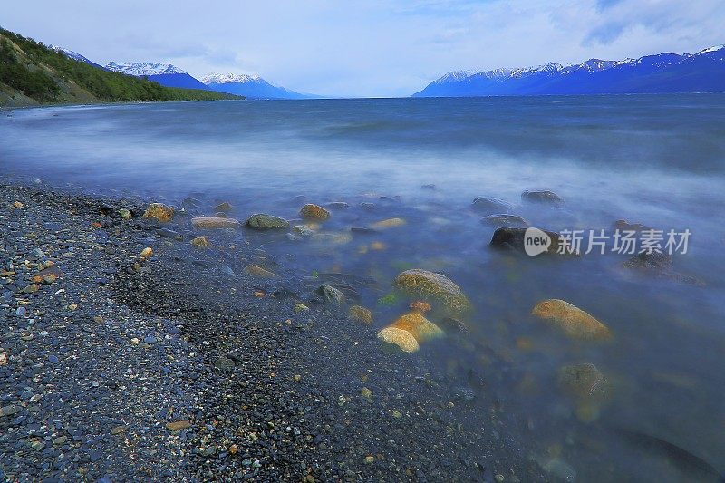 模糊的海湾水-长期暴露乌斯怀亚景观-火地岛，阿根廷