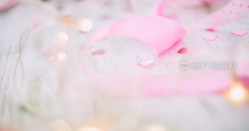 桌上放着粉红色的郁金香，散景，散焦的灯光