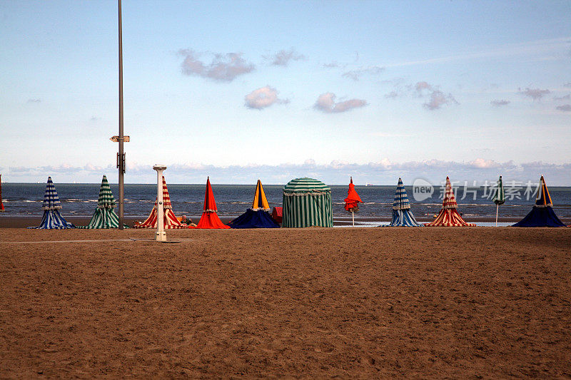 海滩，早晨，大海，折叠伞对着大海，法国