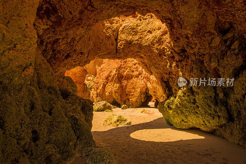 海滩和岩石在葡萄牙阿尔沃在夏末太阳的海景图像