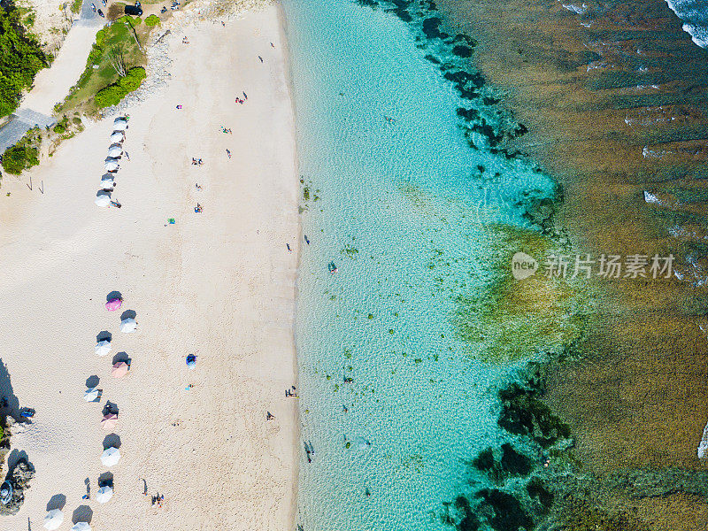 海滩伞和蓝色的海洋。从上面看海滩景色