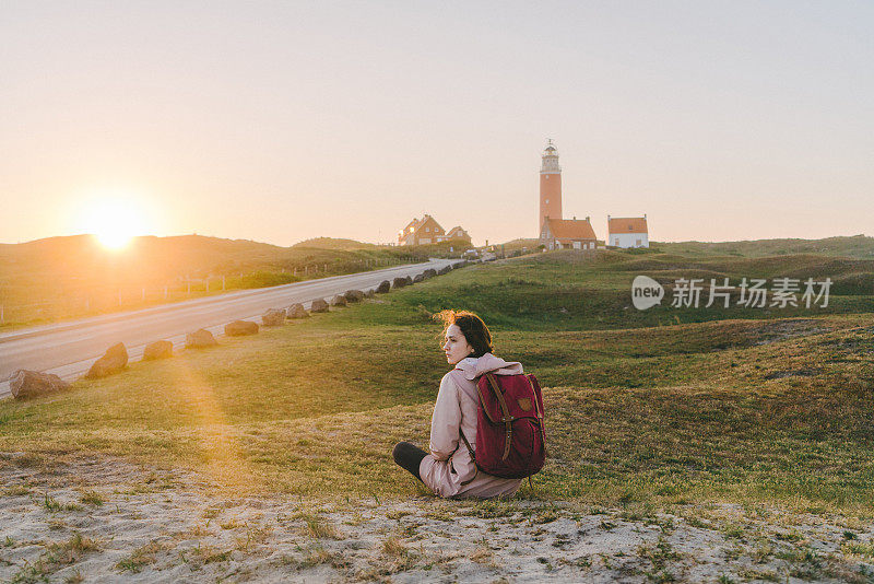 日落时分，Texel岛灯塔附近的女人