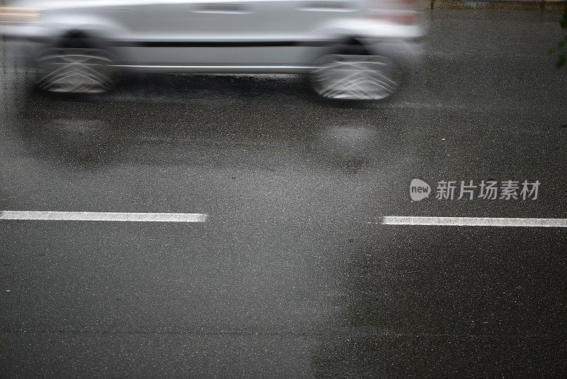 倾盆大雨时汽车在路上行驶