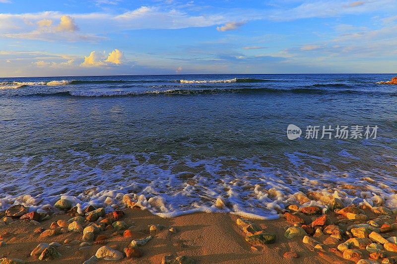 田园诗般的海滩在金色日落-蒙特哥湾-牙买加，加勒比海