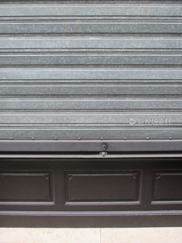 卷帘门由钢制制成，来自一个封闭的商店