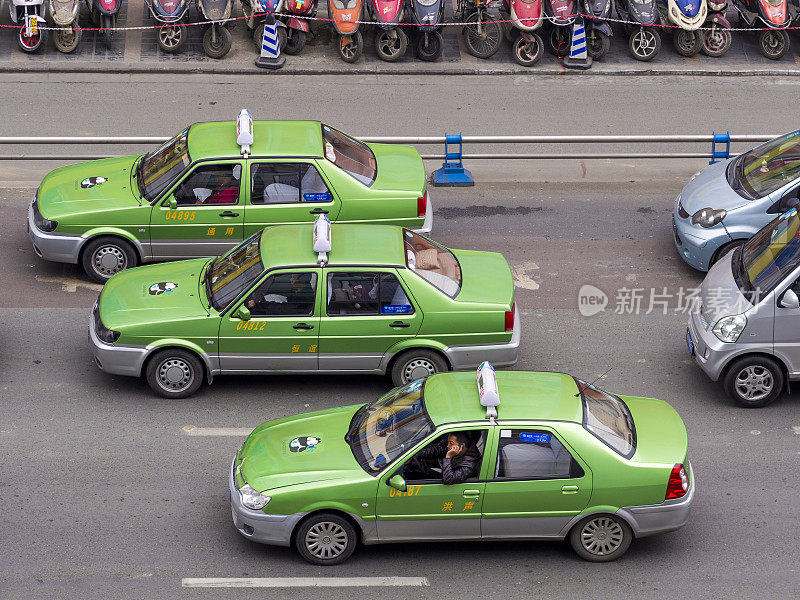 三辆绿色出租车，成都，中国