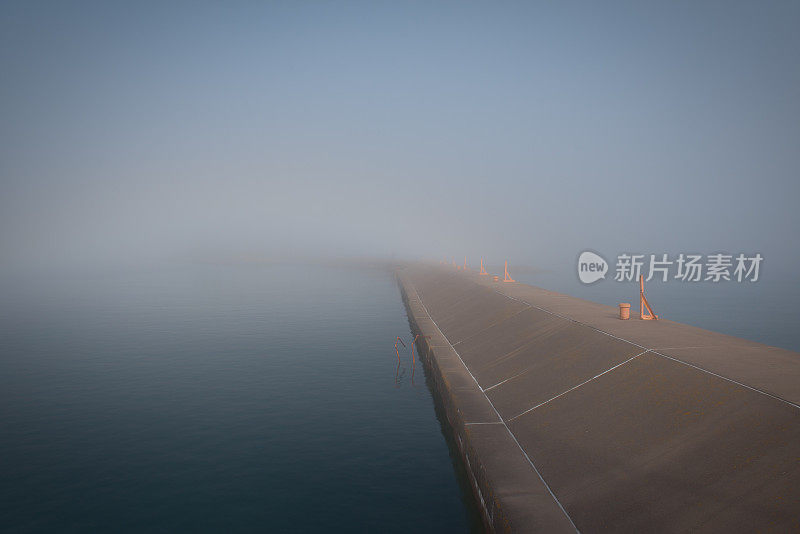 进入多雾的码头