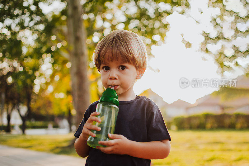 快乐的小男孩在外面吃冰淇淋