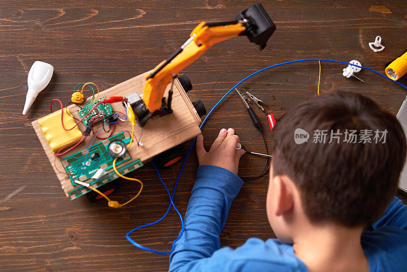 小学男孩制造机器人