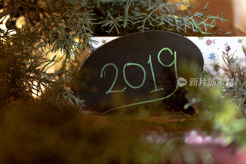 准备迎接2019年新年和圣诞庆祝活动。圣诞灯光背景散景