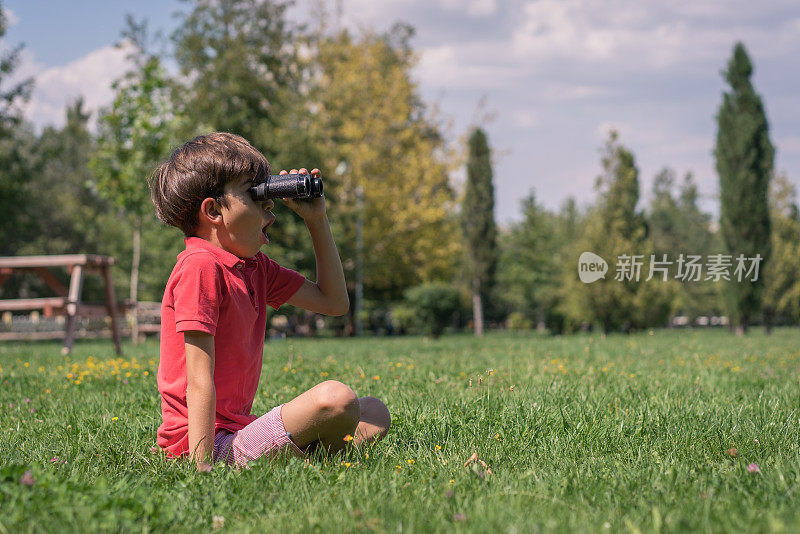 学童透过双筒望远镜