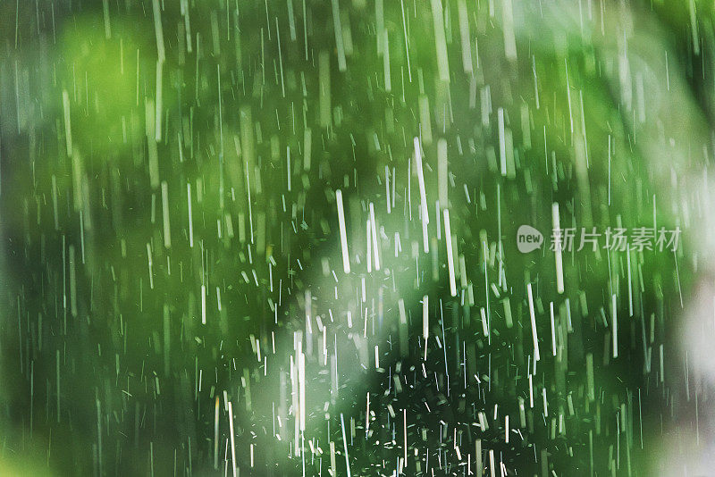 倾盆大雨