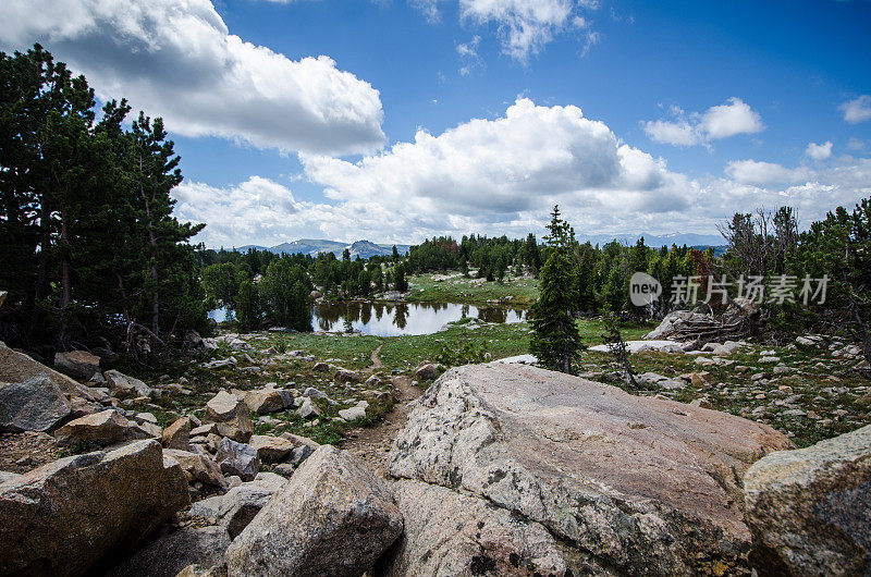 在蒙大拿州的贝尔图斯高速公路沿线有湖泊、树木和岩石的高山风景