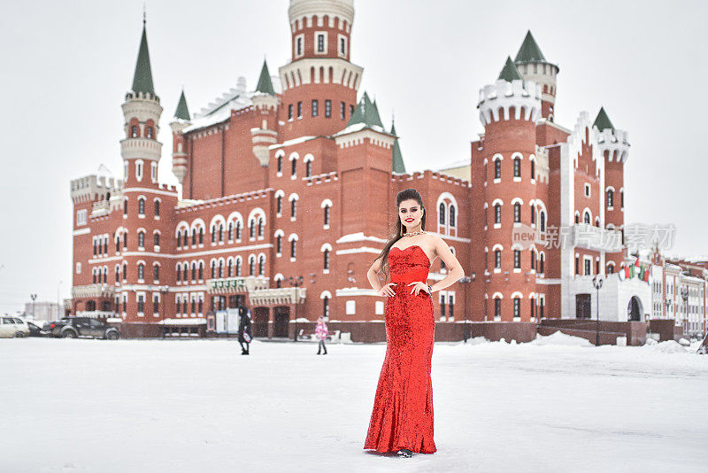 冬城广场上穿着红袍的年轻漂亮女人