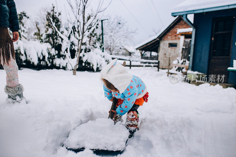 快乐的妈妈喜欢和她的孩子在雪地里玩