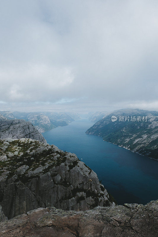 挪威布道石悬崖上吕瑟峡湾的风景