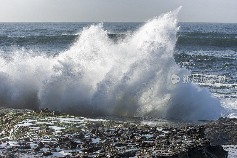 加利福尼亚海岸附近汹涌的海浪