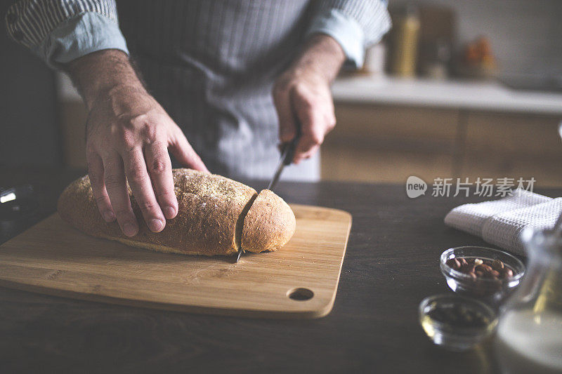糕点师准备一条面包
