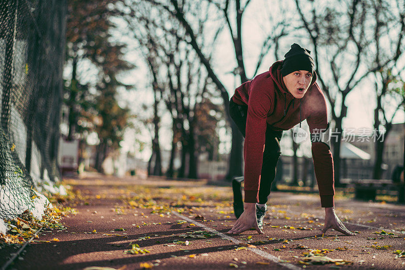 带着假腿的男人在户外跑步