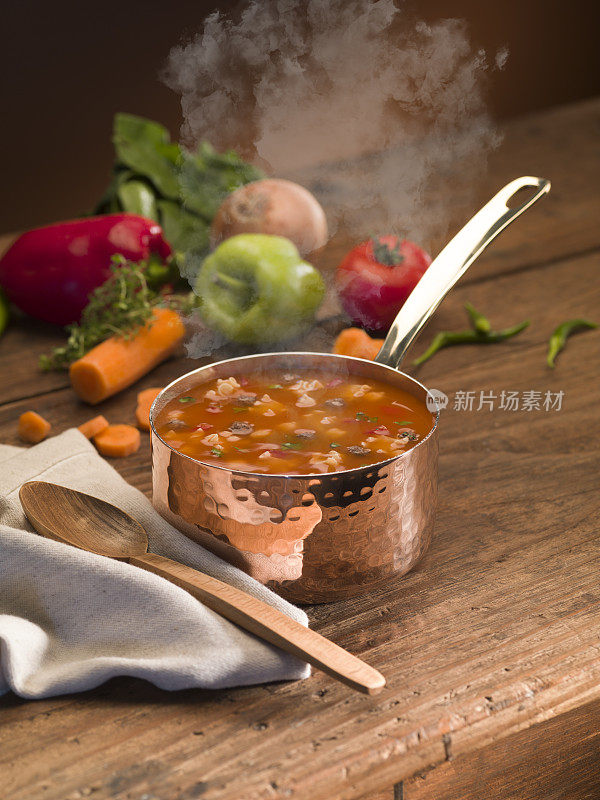 木桌上的蔬菜汤。