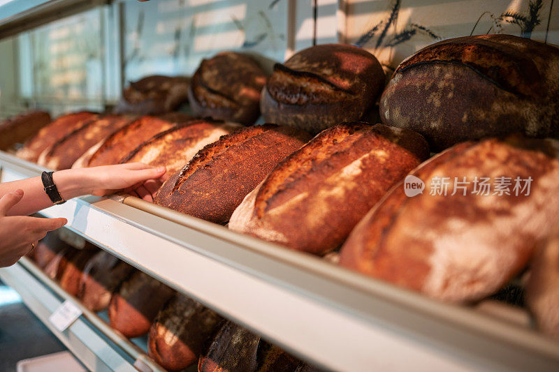 德国，面包店货架上的酸面包