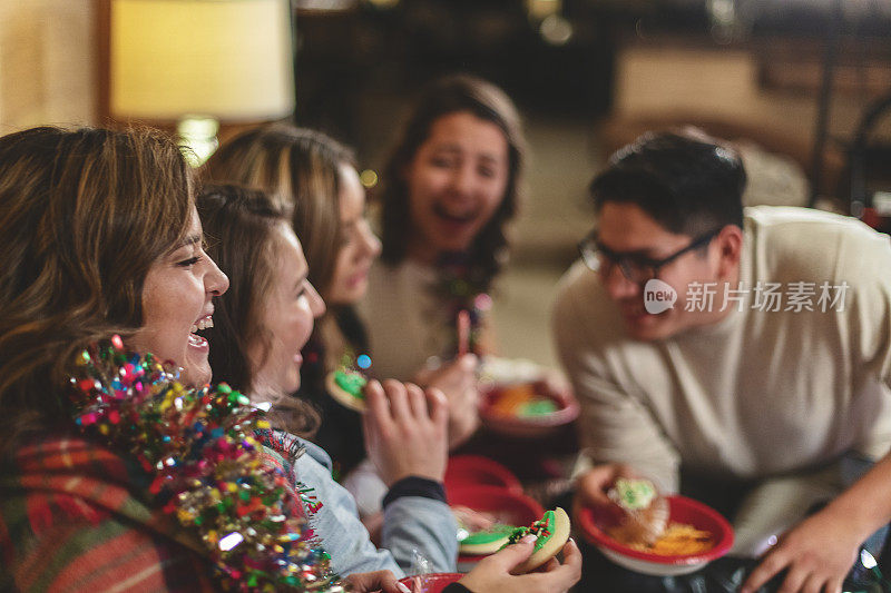 Z一代西班牙裔和混血儿圣诞派对节日季庆祝活动