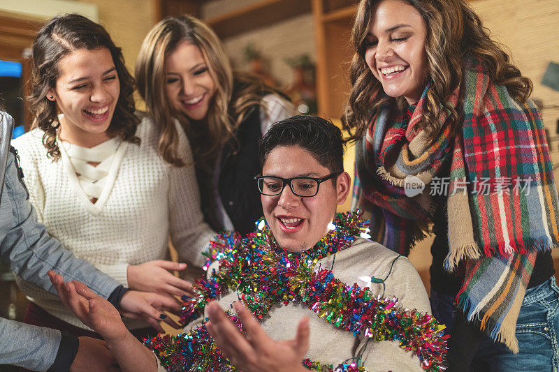 Z一代西班牙裔和混血儿圣诞派对节日季庆祝活动