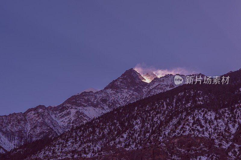 白色的薄雾笼罩着山顶，黎明笼罩着喜马拉雅山