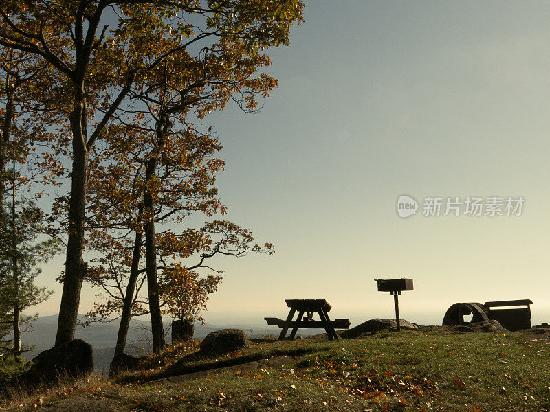 野餐区和烧烤烧烤在展望山，乔治湖，纽约，秋天