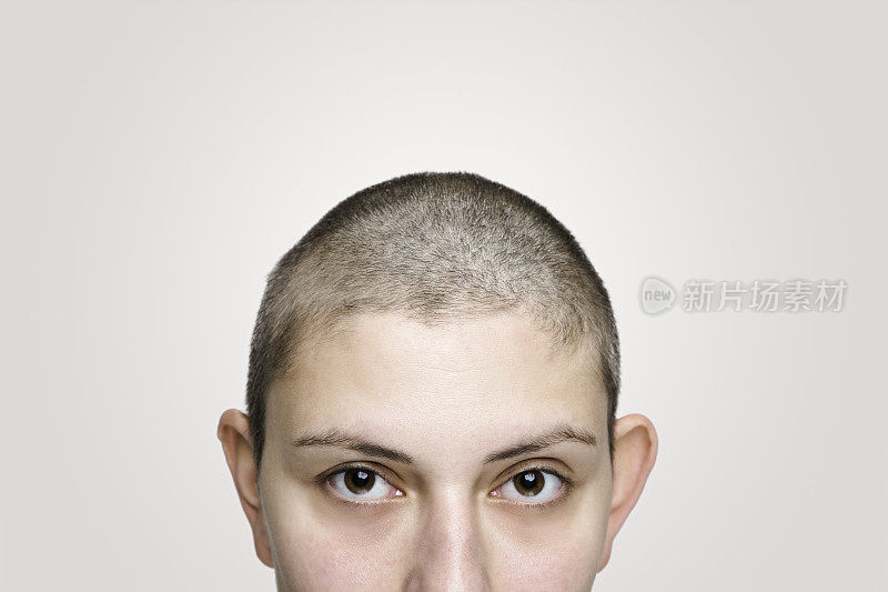 灰色背景中，短发女性与乳腺癌抗争
