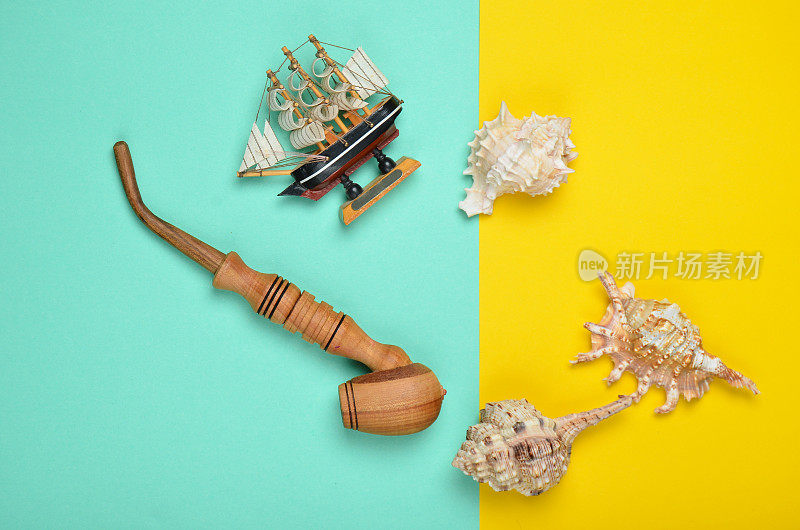 装饰船，贝壳，鸡管在彩色蜡笔背景。队长沉船。夏天海滩上的概念。前视图中,极简主义