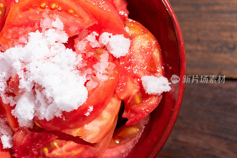 红碗里的白糖沙拉番茄