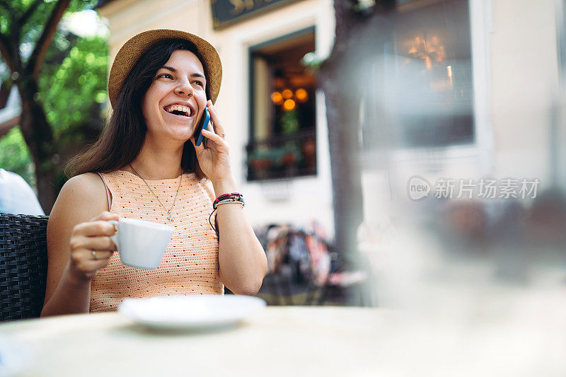 在人行道上使用电话café