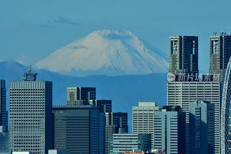 富士山和东京的天际线:白天和黑夜